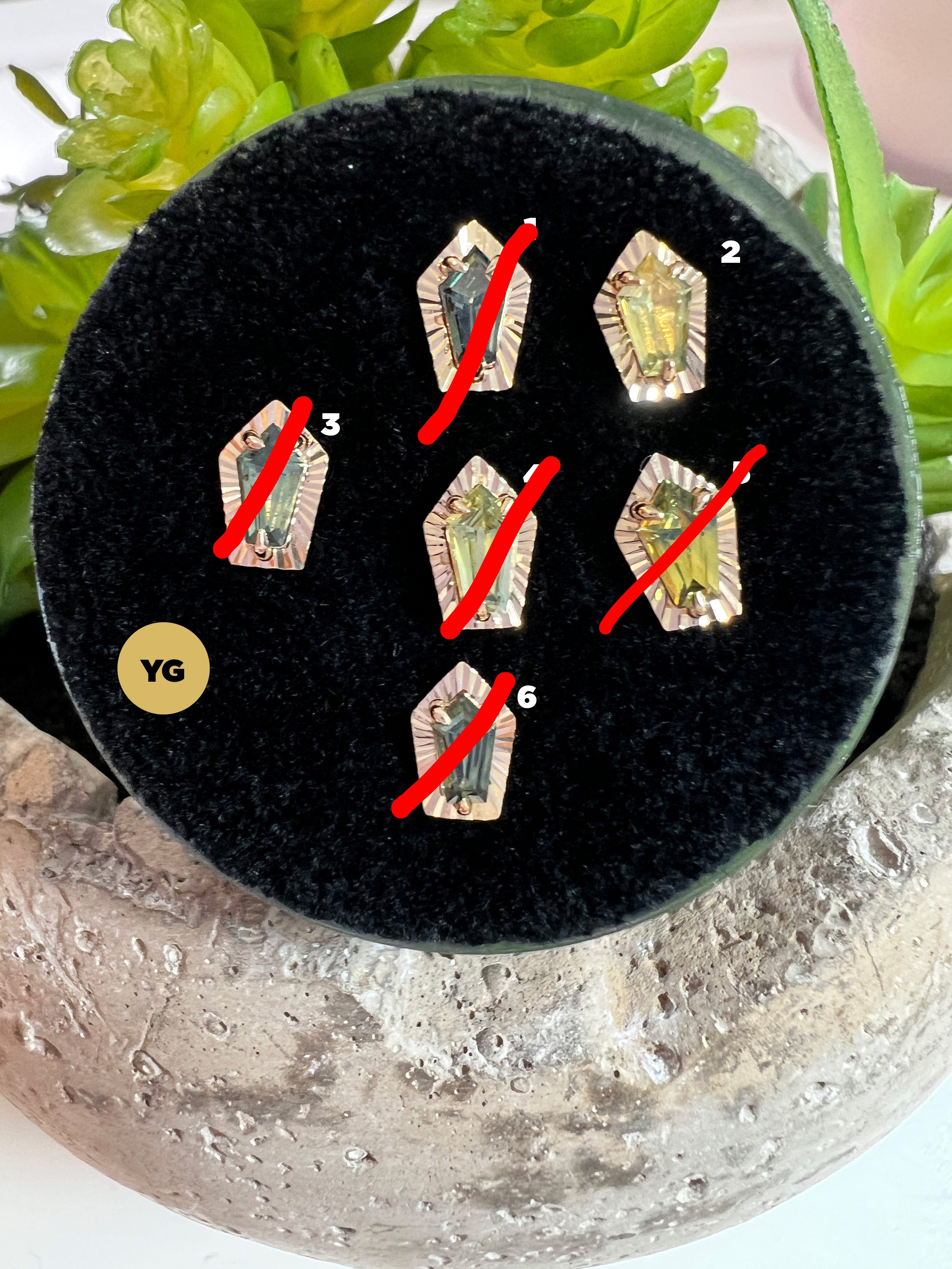 Greenish Blue Sapphire with Ray Gold Edge