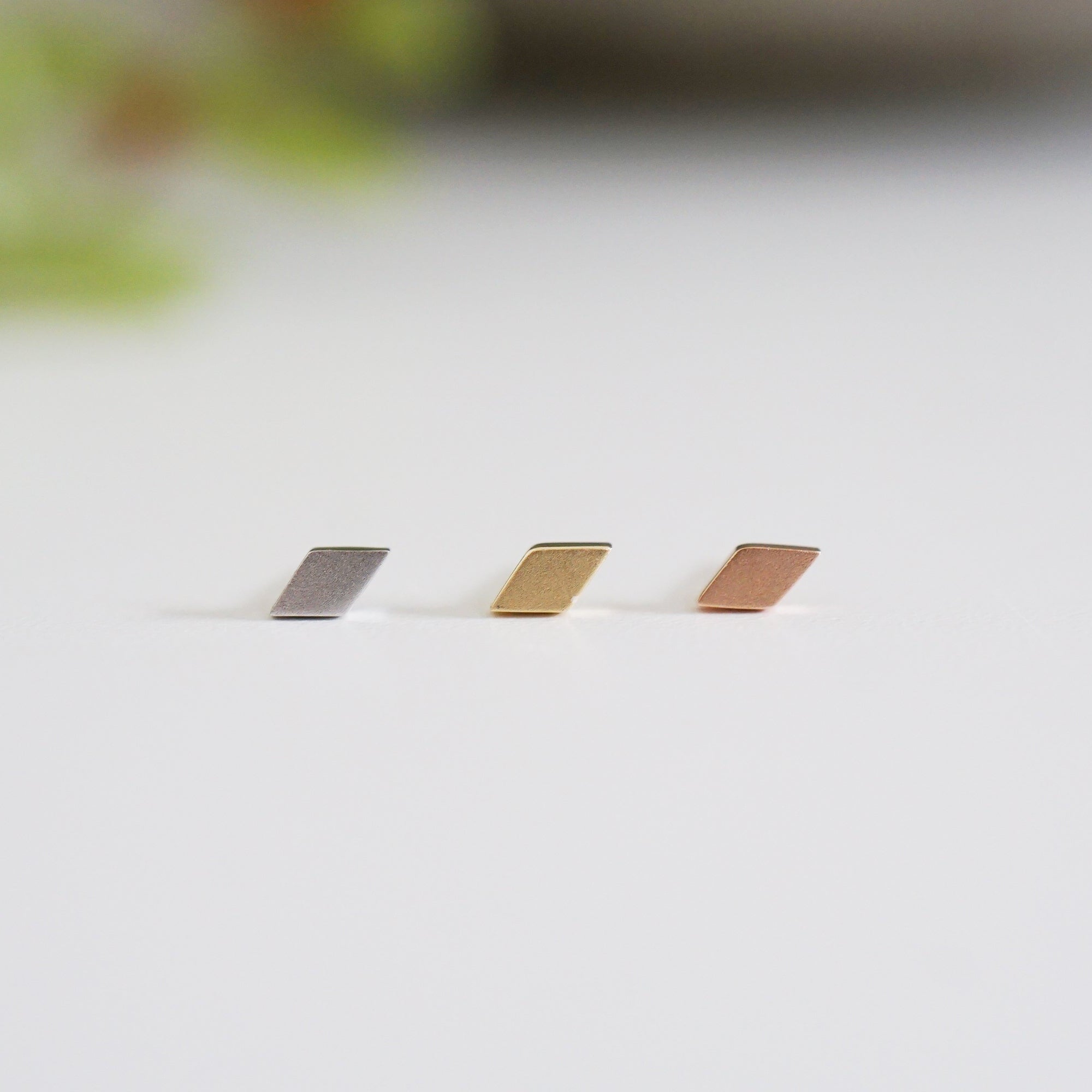 Solid Gold Rhombus - Flat